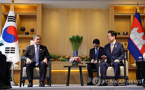 (LEAD) Lee, Cambodian PM agree to launch task force to combat online scams targeting S. Koreans