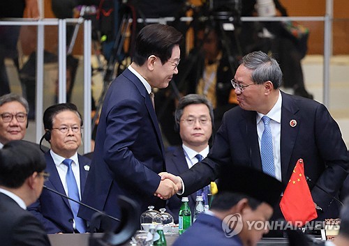 (LEAD) Lee calls for closer S. Korea-China-Japan cooperation with ASEAN