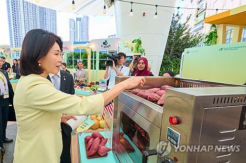 First lady visits Korean food pop-up store in Kuala Lumpur
