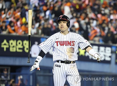(LEAD) Twins pummel Eagles to take 2-0 lead in Korean Series