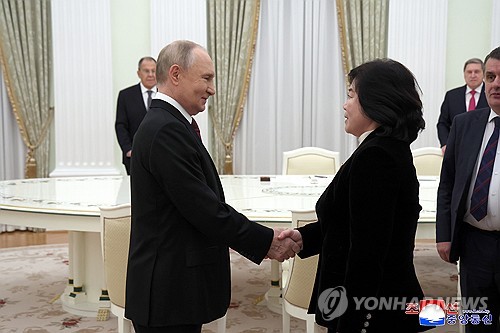 [APEC 2025] N. Korea's FM, Putin vow to strengthen bilateral ties ahead of Trump's visit to S. Korea