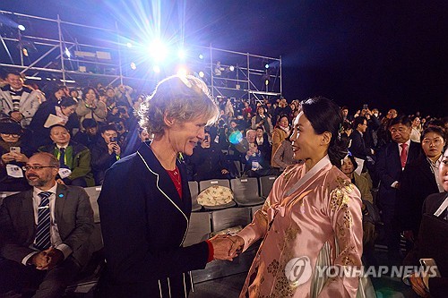 [APEC 2025] First lady attends hanbok fashion show with wife of Canadian PM