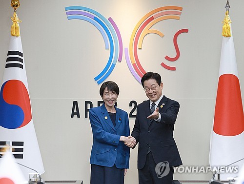 [APEC 2025] Lee, Takaichi hold 1st summit to discuss bilateral ties