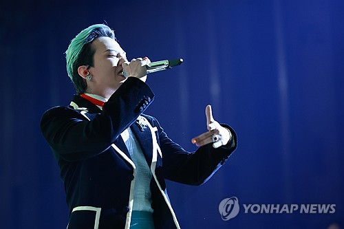 (LEAD) G-Dragon named Artist of the Year at 2025 MAMA Awards