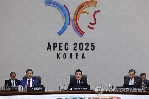 [APEC 2025] Lee vows to keep preemptive measures to promote peace efforts with N. Korea at APEC summit