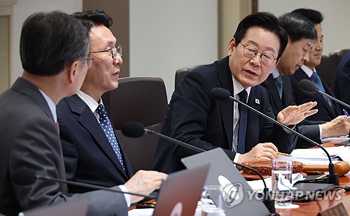 (LEAD) Lee skips scheduled luncheon with firefighters due to mild illness