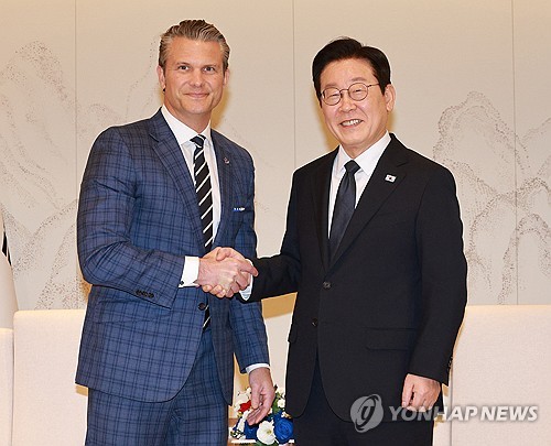 (2nd LD) Lee tells Hegseth S. Korea's plan of retaking wartime operational control from U.S. would upgrade alliance