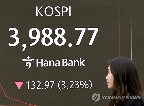 Seoul stocks down over 4 pct late Wed. morning on tech slide