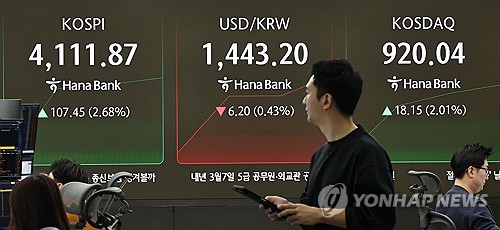 Seoul stocks up late Thurs. morning amid choppy trading