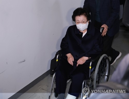 Ex-Nat'l Education Commission head appears for special counsel questioning over alleged bribery of ex-first lady