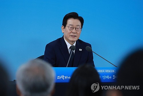 Lee vows to expand investment in R&D