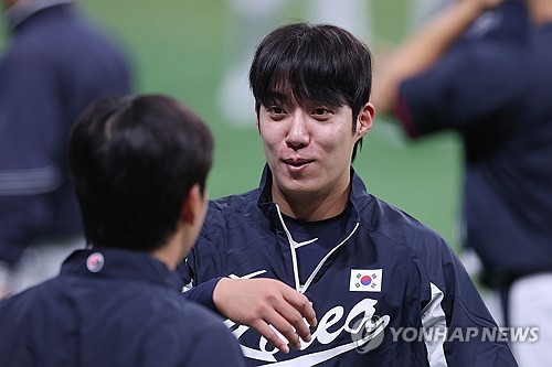 S. Korea manager being careful with 2 key right-handers following long KBO seasons