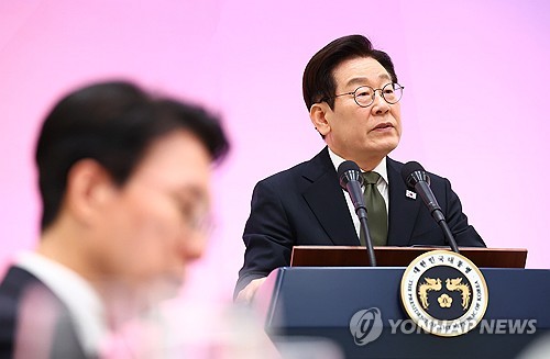 Lee wishes good luck to applicants of college entrance exam