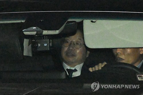 (LEAD) Acting prosecutor general offers to step down amid internal feud