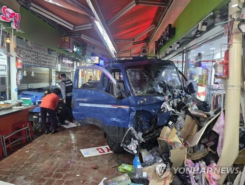 (LEAD) Truck crashes into market, killing 2, injuring 18