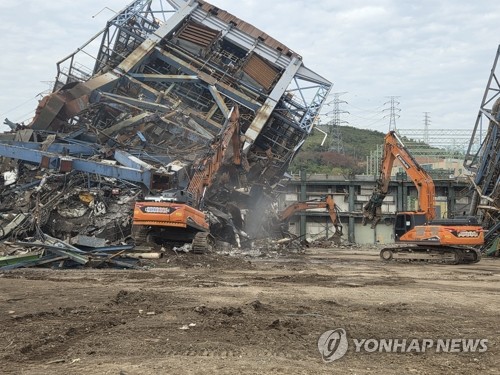 (LEAD) Lee vows stern punishment for lax workplace safety after Ulsan power plant collapse