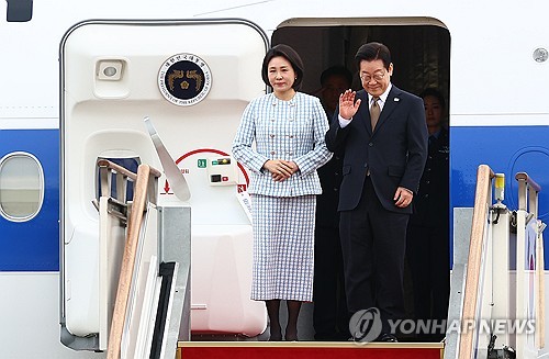 (LEAD) Lee departs for G20 summit, embarks on 4-nation swing to Middle East, Africa