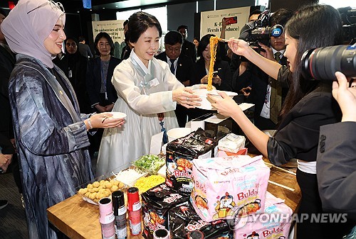 (LEAD) First lady promotes halal-certified Korean food in UAE