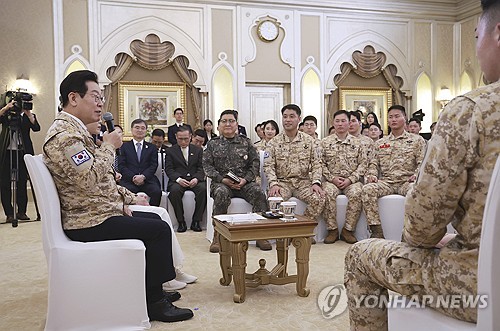 (LEAD) Lee encourages S. Korean troops stationed in UAE