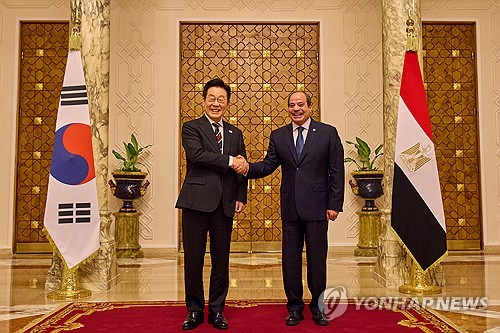(LEAD) Lee, Egypt's El-Sisi agree to deepen cooperation on regional peace