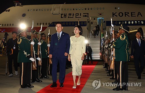 (LEAD) Lee arrives in Johannesburg to attend G20 summit