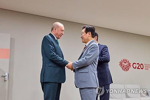 Lee arrives in Turkey for summit talks on defense, nuclear energy cooperation