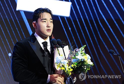 (LEAD) Wiz outfielder Ahn Hyun-min voted KBO's top rookie for 2025