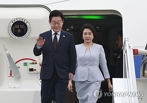 (LEAD) Lee arrives in Turkey for summit talks on defense, nuclear energy cooperation