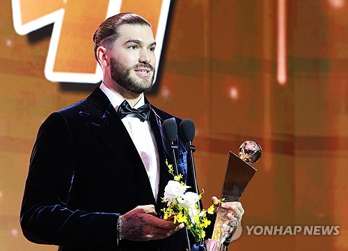 (LEAD) Eagles ace Cody Ponce voted 2025 KBO MVP