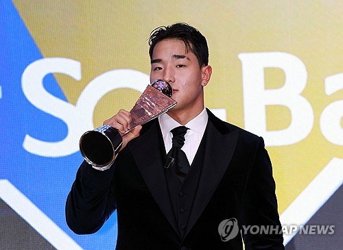 (LEAD) Young slugger emerges from anonymity to capture best rookie award