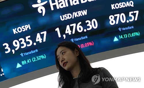 Seoul shares up late Tues. morning on rate cut hopes