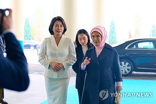 First ladies of S. Korea, Turkey visit library in Ankara