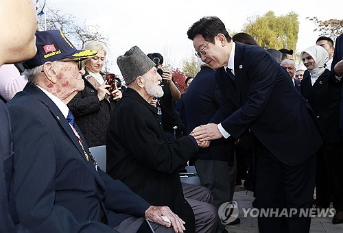 Lee pays tribute at Korean War Memorial in Ankara