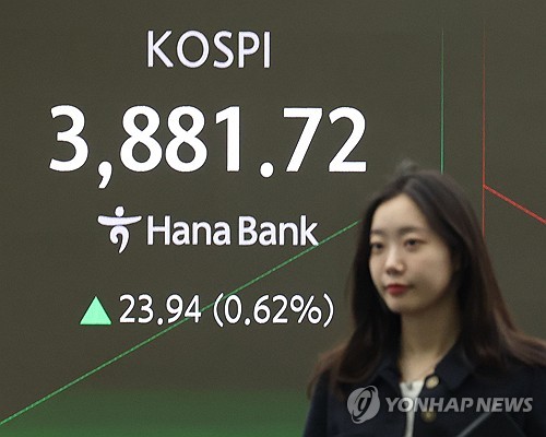 Seoul shares up sharply late Wed. morning on rate cut hopes