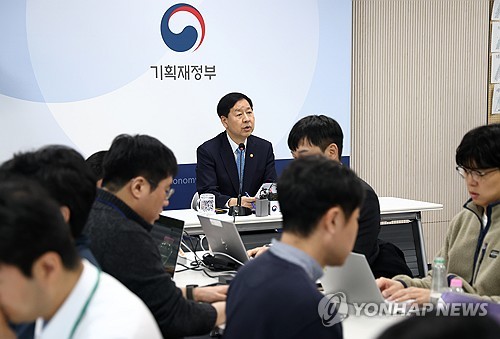 (LEAD) Seoul shares rise over 2 pct amid rate cut hopes; won sharply rises