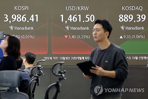 Seoul shares trade lower late Fri. morning on tech slump