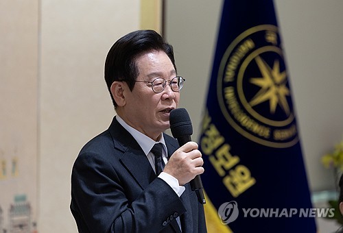 (LEAD) Lee urges spy agency to remain faithful to original role