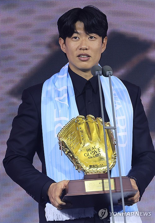 Posted KBO star Song Sung-mun reports no progress in MLB talks