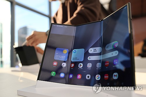 (LEAD) Samsung Electronics showcases Galaxy Z TriFold; sale set for Dec. 12
