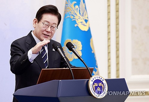 Lee hails veteran laborers for role behind rags-to-riches economic growth