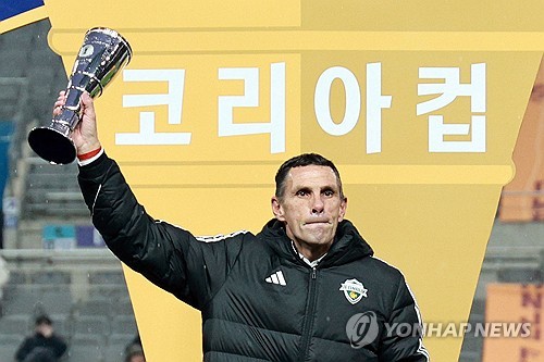 Gus Poyet resigns as Jeonbuk head coach after winning 2 trophies