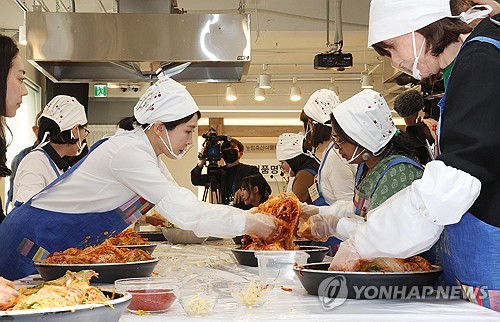 First lady makes kimchi with spouses of foreign ambassadors