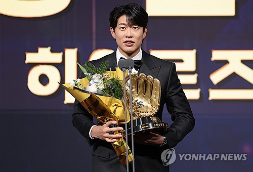(LEAD) Potential big leaguer Song Sung-mun hoping to inspire others with 1st Golden Glove