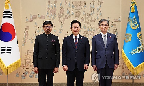 (LEAD) Lee receives credentials from 8 new ambassadors to S. Korea