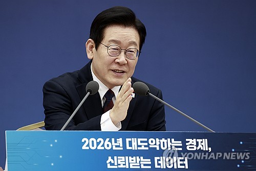 Lee vows expansionary fiscal policy for time being to boost economy