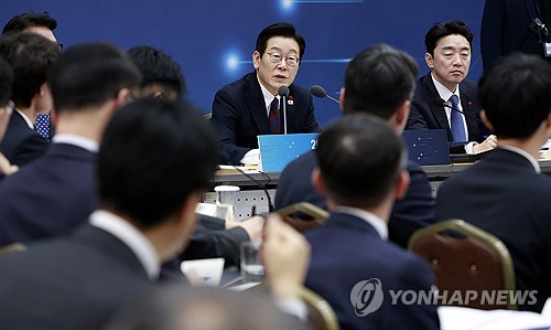 (2nd LD) Seoul to create sovereign wealth fund, special fund for export support: finance chief