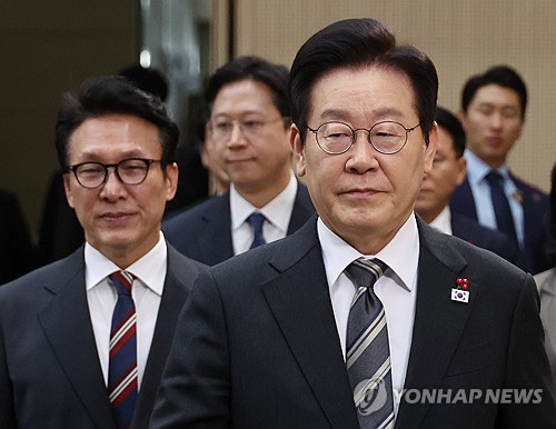 Lee's approval rating slips to 56 pct