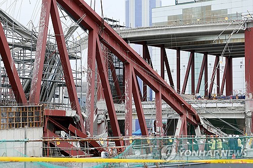 (LEAD) 1 missing worker found dead at Gwangju collapse site; search continues for 3rd day