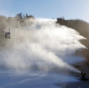 滑雪场人工造雪准备开业