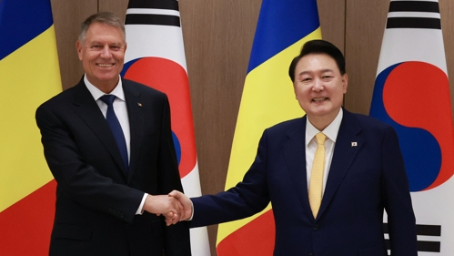 尹锡悦与罗马尼亚总统约翰尼斯举行会谈